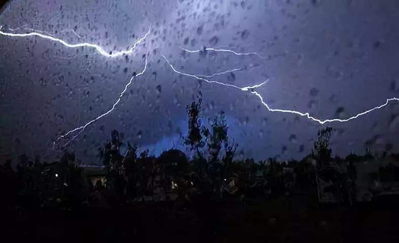 暴雨來襲,，請注意人身安全